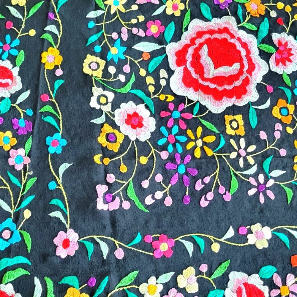 GORGEOUS, VERY LARGE SCARF 50X50 INCHES ALL INBROIDERY BEAUTIFUL FLOWERS